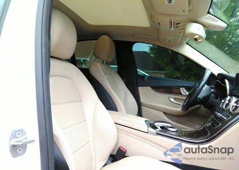 2016 Mercedes-Benz C 300 Luxury/Sport z USA, uszkodzony, nr VIN 55SWF4JB0GU176511